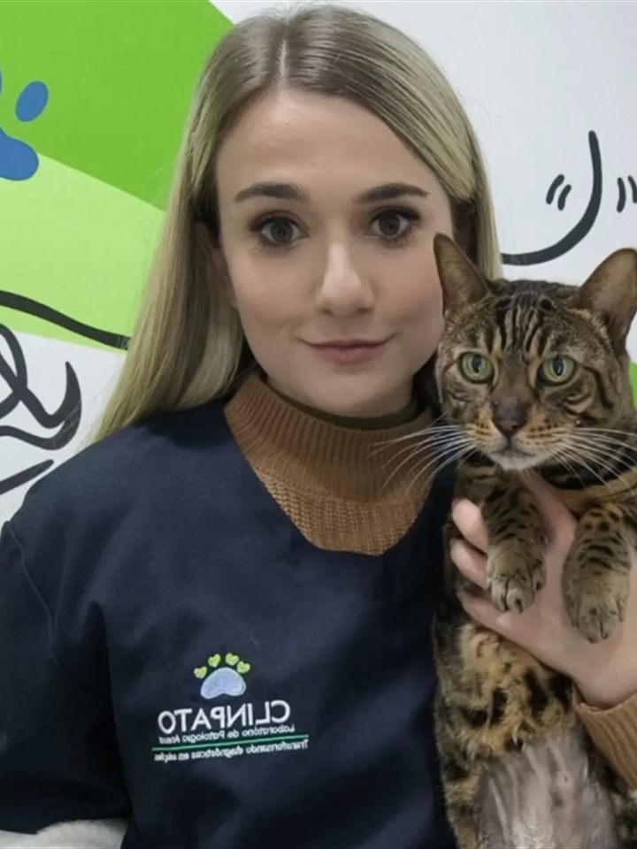 Dra. Isa Cardia, médica-veterinária, em atendimento no consultório